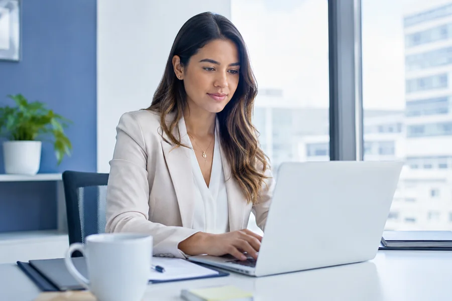 Consultora de BIAI Technologies analizando datos empresariales en Guatemala